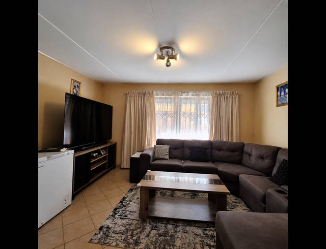 3 BEDROOM SECTIONAL TITLE FOR SALE IN BERGSIG
